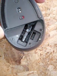 Mouse ergonomic vertical Logitech Lift, wireless, pentru mâna dreaptă - gri grafit — lipsesc bateria și stick-ul (stare: vezi a doua imagine) 2