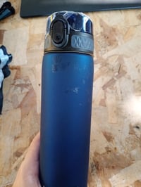 ion8 Kulacs 500 ml, Tengerészkék, Szivárgásmentes, Egykezes Nyitás, BPA-mentes — oldalán foltok találhatók (állapot: lásd a 2. képet) 2