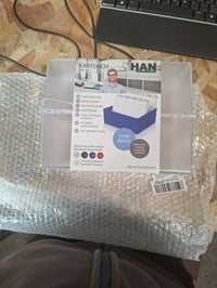 Cutie pentru index carduri HAN 975-63, format A5 orizontal, pentru 500 de fișe, balama din oțel, transparentă — defectă, funcționează parțial: ruptă într-un loc (stare: vezi a 2-a fotografie) 2