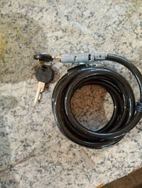 Špirálový zámok na bicykel Fischer 180 cm, 8 mm, čierny, s 2 kľúčmi a držiakom na rám – neúplný — bez krytu zámku (stav: pozri 2. obrázok) 2