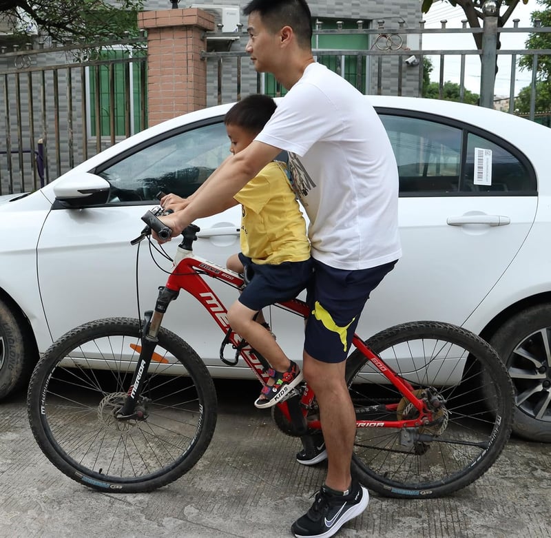 Első ülés gyerekeknek QIUR mountain bike-ra, háttámlával és lábtartóval - Fekete