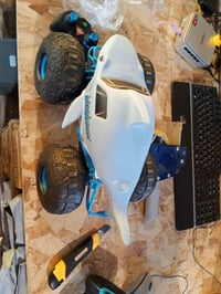 Monster Jam Megalodon Storm RC obojživelné autíčko na diaľkové ovládanie s dizajnom žraloka, mierka 1:15, funguje na súši aj vo vode, od 4 rokov 2