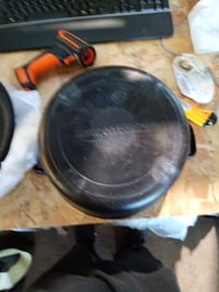 Vas de gătit din fontă Amazon Basics cu capac, două mânere, 6,62 l, negru – pentru copt — bază pătată (stare: vezi imaginea nr. 2) 2