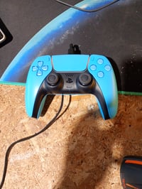Bezdrôtový ovládač Sony PlayStation DualSense — chybný, čiastočne funkčný: pravá analógová páčka sa zasekáva doľava (stav: pozri 2. obrázok) 2