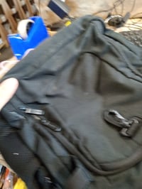 Rucsac pentru laptop Amazon Basics de 15,6 inchi, impermeabil, negru, cu baretă pentru piept și sistem de prindere pe troller, pentru călătorii, școală și birou 2