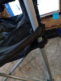 VEVOR 2 kom. predimenzionirane sklopive kamping stolice, nosivost 204 kg, podstavljene — poderotina na naslonu za ruke (stanje: vidi 2. sliku) 4