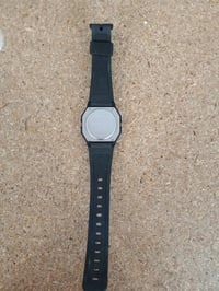 Pánske digitálne náramkové hodinky Casio Collection F-91W-1YEG, vodotesné, s funkciou budíka a chronografu, čierny remienok, používaný stav 3