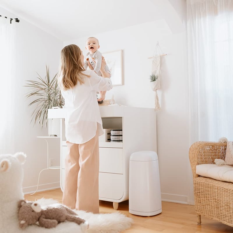 Angelcare Lakkozott Pelenkakuka Szagsemlegesítő Rendszerrel - Fehér Műanyag Pelenkatároló 27x52cm Antibakteriális Védelem