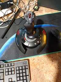 Letecký joystick Thrustmaster T.Flight Stick X pre PC — chybný, čiastočne funkčný: tlačidlo Axis 9 je zaseknuté (stav: viď 2. obrázok) 2