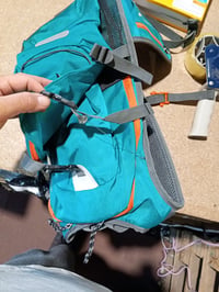 Detský turistický ruksak Cozary, 18 l, pre deti od 10 do 16 rokov, zelený, pre chlapcov aj dievčatá — odtrhnutý jeden popruh (stav: pozri 2. obrázok) 2