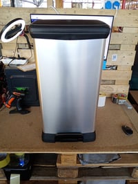 Coș de gunoi cu pedală Curver Deco Bin 50 L, aspect metalic gri, închidere silențioasă — element de plastic pentru deschiderea capacului rupt (stare: vezi a 2-a imagine) 2