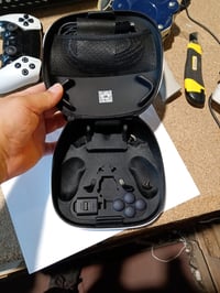 Bezdrôtový ovládač PlayStation DualSense Edge kompatibilný s PS5 a PC, čierno-biely, s vymeniteľnými joystickmi, zadnými tlačidlami a nastaviteľnými spúšťami 6