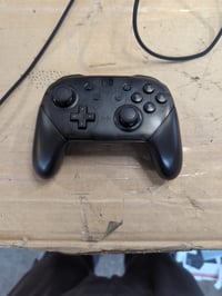 Bezdrôtový herný ovládač Nintendo Switch Pro Controller, čierny — — chybný, na náhradné diely: nezapne sa (stav: pozri 2. obrázok) 2