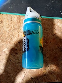 Detská fľaša na vodu Sigg Viva One Monstertruck 0,5 l, modrá, vhodná aj na sýtené nápoje, nepriepustná — použitá (stav: pozri 2. obrázok) 2