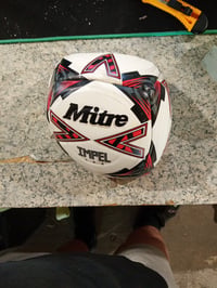 Futbalová lopta Mitre Impel Evo, bielo-čierno-červená, veľkosť 4 (obvod 63,5 – 66 cm), technológia Hyperseam, odolná tréningová lopta 2