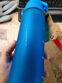 Fľaša ion8 500 ml modrá, otváranie jednou rukou, bez obsahu BPA, nepriepustná, zacvakávací uzáver — škrabanec na gumenej časti (stav: pozri 2. obrázok) 2