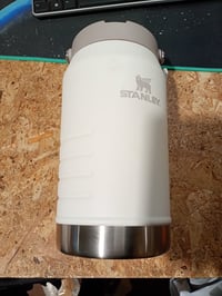 Stanley IceFlow Flip Straw 2.0 vrč s kljunom 1,9 l, crni, s poklopcem sa slamkom, bez BPA — rabljeno (stanje: vidi 2. sliku) 2
