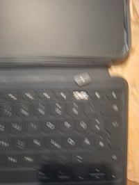 Klávesnicové puzdro Logitech Combo Touch pre iPad Pro 13" (M4/M5) — 1 tlačidlo vypadnuté a povrch je miestami poškodený (stav: pozri 2. obrázok) 3
