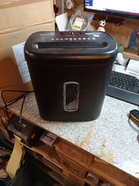 Amazon Basics keresztmetszeti iratmegsemmisítő, 8 lapos, fekete — alkatrésznek / bontóra: Kihullot rugós alátét (állapot: lásd a 2. képet) 2