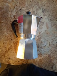 Kávovar Bialetti Moka Express, 9 šálok, 420 ml, hliník, strieborný. Povrch — preliačiny a fľaky (stav: pozri 2. obrázok) 3