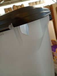 Iris Ohyama ATS-L hermetički spremnik za hranu za kućne ljubimce s kotačićima i lopaticom, 45 L / 15 kg — malo oštećenje ispod poklopca (stanje: vidi 2. sliku) 2