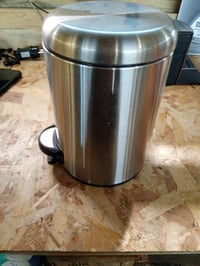 Kozmetický pedálový kôš WENKO Leman 3 l, matná nehrdzavejúca oceľ, veko s pozvoľným zatváraním – preliačené veko (stav: pozri 2. obrázok) 3