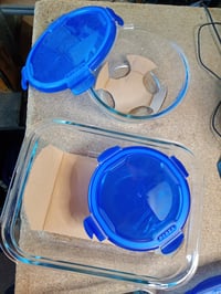 Set de 7 recipiente din sticlă Pyrex Cook & Go cu capace etanșe, dimensiuni diferite, potrivite pentru cuptor — o clapetă a capacului este ruptă (stare: vezi a 2-a fotografie) 3