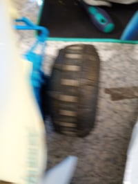 Monster Jam Megalodon Storm távirányítós – USB töltőkábel nélkül — horpadt, sérült elejű, kopott kerekek (állapot: lásd a 2. képet) 6