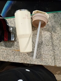 Pahar termo Stanley IQ Flip Straw 890 ml din oțel inoxidabil, cu pai, culoare crem - Zgârieturi la suprafață (stare: vezi a 2-a imagine) 2