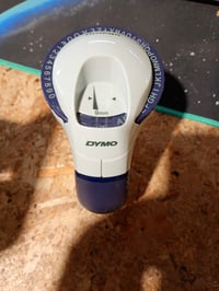 DYMO Omega kézi bélyegzős etikettkészítő forgó-kattintó rendszerrel, ergonomikus dizájn, otthoni és hobbi használatra, fekete szalag 2