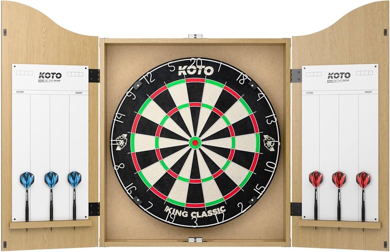 KOTO darts Komplett Darts Szekrény Szett - Tölgyfa Dartscenter 2 Készlet Nyíllal, Dobóvonallal és Pontozótáblával, 54x68 cm
