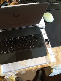 HOU iPad Pro 13" (M4) Mágneses Billentyűzetes Tok Trackpaddel, RGB Háttérvilágítással, QWERTZ — Fekete színű (állapot: lásd a 2. képet) 4