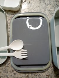 Casetă pentru prânz BIBURY Bento Box 1,9 L, 4 compartimente, cu tacâmuri și 2 recipiente pentru sos — diferență de nuanță, model gri (stare: vezi a 2-a imagine) 3