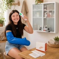 Kit Prim Ajutor: termometru + 50 plasturi sterili + protecție ghips + dulap medicamente 1