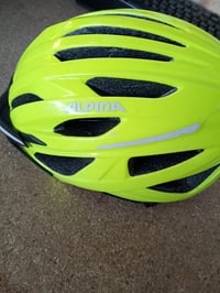 Cască de ciclism urban Alpina Haga cu LED integrat, verde reflectorizant „be visible”, mărimea M (circumferința capului 55-59 cm), folosită 6