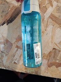 SIGG Total Color ONE sportkulacs 0,6 L, aqua kék — A címkének a ragasztója rajtamaradt a kulacs falán (állapot: lásd a 2. képet) 3