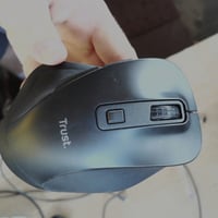 Trust Fyda punjivi bežični miš, 6 tipki, s USB prijamnikom, crni - obnovljen — Ogreban po donjoj strani (stanje: vidi 2. sliku) 3