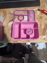 Amathley Bento Box uzsonnás doboz gyerekeknek 1300 ml, 5 rekeszes, szószos tartállyal, lila — törött egy helyen (állapot: lásd a 2. képet) 2