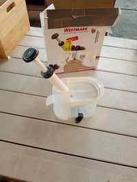 Westmark odstraňovač kôstok z čerešní s dávkovačom a zásobníkom na kôstky, výška 22 cm, biela/antracitová, plast a nehrdzavejúca oceľ 2