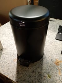Coș de gunoi cosmetic cu pedală Kleine Wolke One, negru, 3 litri, cu capac — partea frontală ușor îndoită (stare: vezi a 2-a imagine) 2