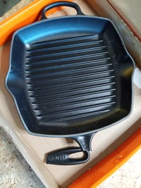 Le Creuset Signature četvrtasta tava za roštilj od lijevanog željeza 26 cm, mat crna — neispravna, djelomično funkcionalna: slomljena ručka (stanje: vidi 2. sliku) 3