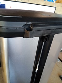 Coș de gunoi cu pedală Curver Deco Bin 50 L, aspect metalic gri, închidere silențioasă — element de plastic pentru deschiderea capacului rupt (stare: vezi a 2-a imagine) 4