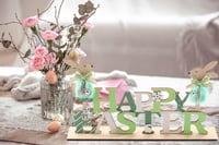 Veľkonočná drevená dekorácia na stojane s figúrkou zajačika a nápisom Frohe Ostern, stolná veľkonočná dekorácia 5