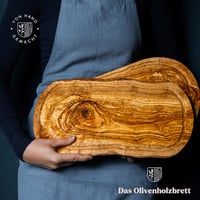 das Olivenholzbrett olíva fa vágó- és tálalódeszka léelvezető barázdával, fogantyú kivágással bal és jobb oldalon, 40-44 x 20-21 cm 6