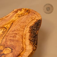 das Olivenholzbrett olíva fa vágó- és tálalódeszka léelvezető barázdával, fogantyú kivágással bal és jobb oldalon, 40-44 x 20-21 cm 2