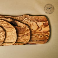 das Olivenholzbrett Olívafa Vágódeszka Természetes Széllel, 20x12 cm, Konyhai Fatálca, Kézműves Szervírozó Lap, Tartós Húsvágó Alap

AI: I'v 6