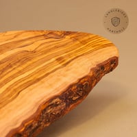das Olivenholzbrett Olívafa Vágódeszka Természetes Széllel, 20x12 cm, Konyhai Fatálca, Kézműves Szervírozó Lap, Tartós Húsvágó Alap

AI: I'v 3