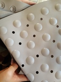 Protišmyková rohová sprchová predložka Dricar 70x70 cm, polkruhová, kúpeľňová podložka s prísavkami a otvormi na odtok, možno prať v práčke 2