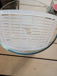 OXO Good Grips sklenená odstredivka na šalát 5,9 l, s pumpou na jedno stlačenie a integrovaným — Na košíku je viditeľná chyba vstrekovania (stav: pozri 2. obrázok) 3