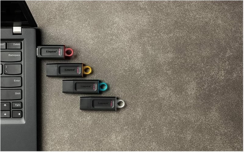 Kingston DataTraveler Exodia 64GB USB 3.2 pendrive védőkupakkal, kulcstartóval